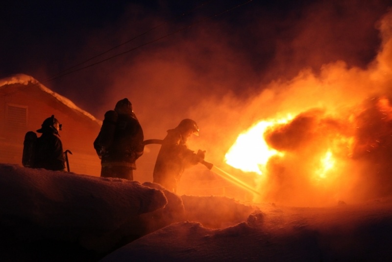 В деревне Каргопольского района пожар тушили почти 2 часа